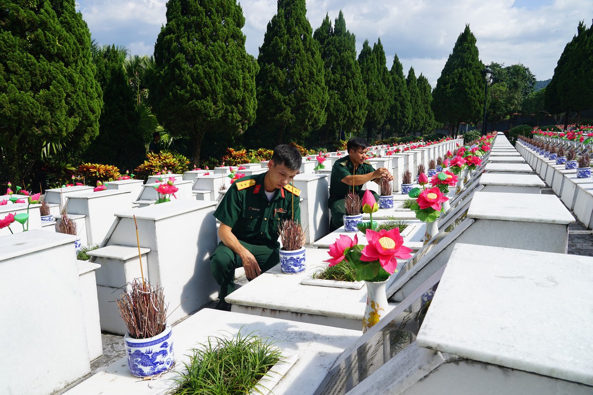 Tổng cục Chính trị dâng hương tri ân các anh hùng liệt sĩ tại Vị Xuyên- Ảnh 3.
