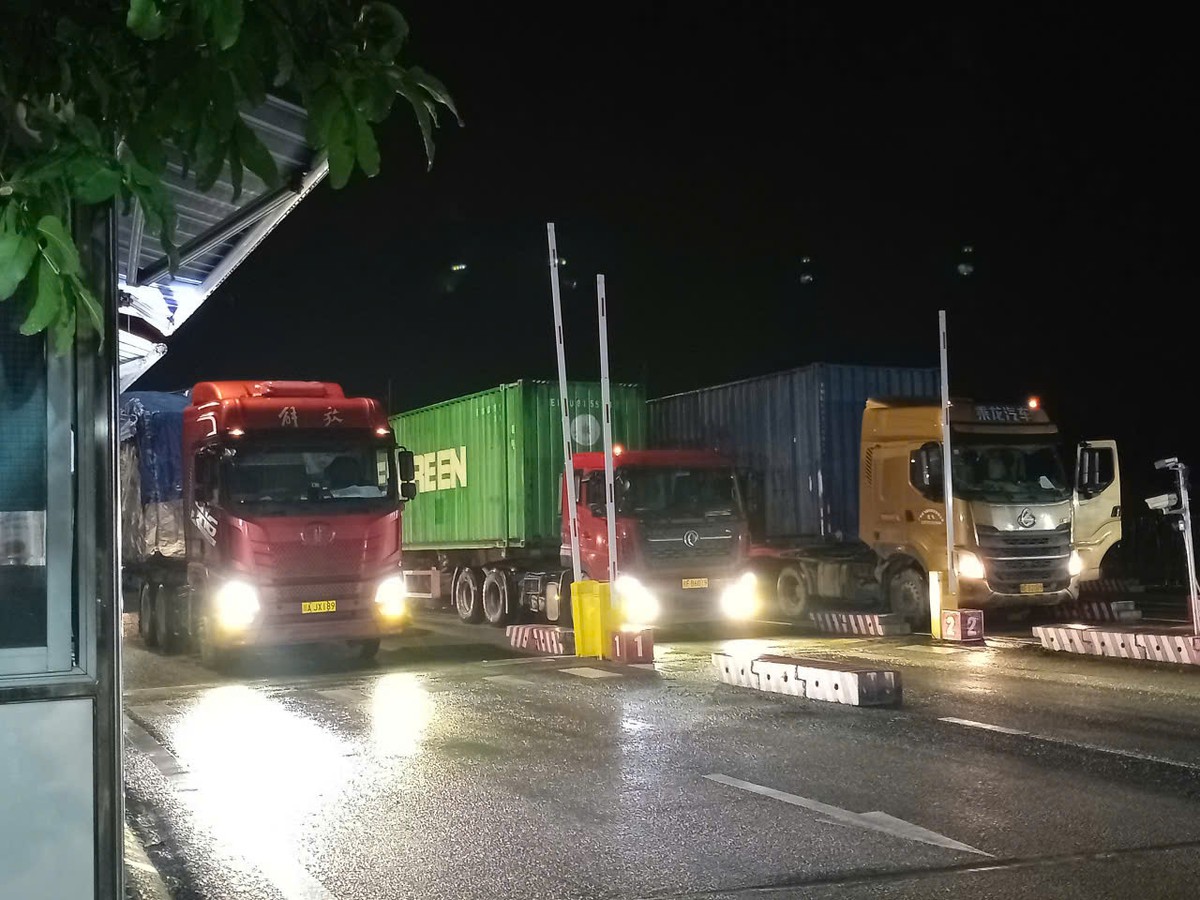 Làm thủ tục xuyên trưa, tăng thời gian thông quan hàng hóa qua biên giới Việt- Trung - Ảnh 1.