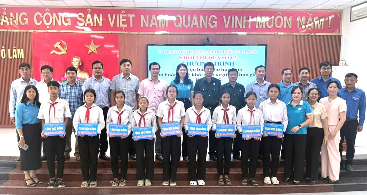 An Giang: Trao 50 suất học bổng cho học sinh nghèo xã Ô Lâm - Ảnh 1.