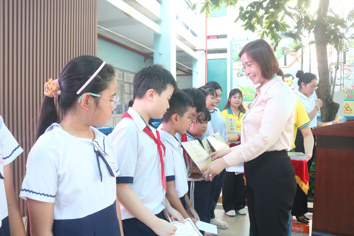 Món quà nghĩa tình tiếp sức học sinh, sinh viên bước vào năm học mới- Ảnh 1.