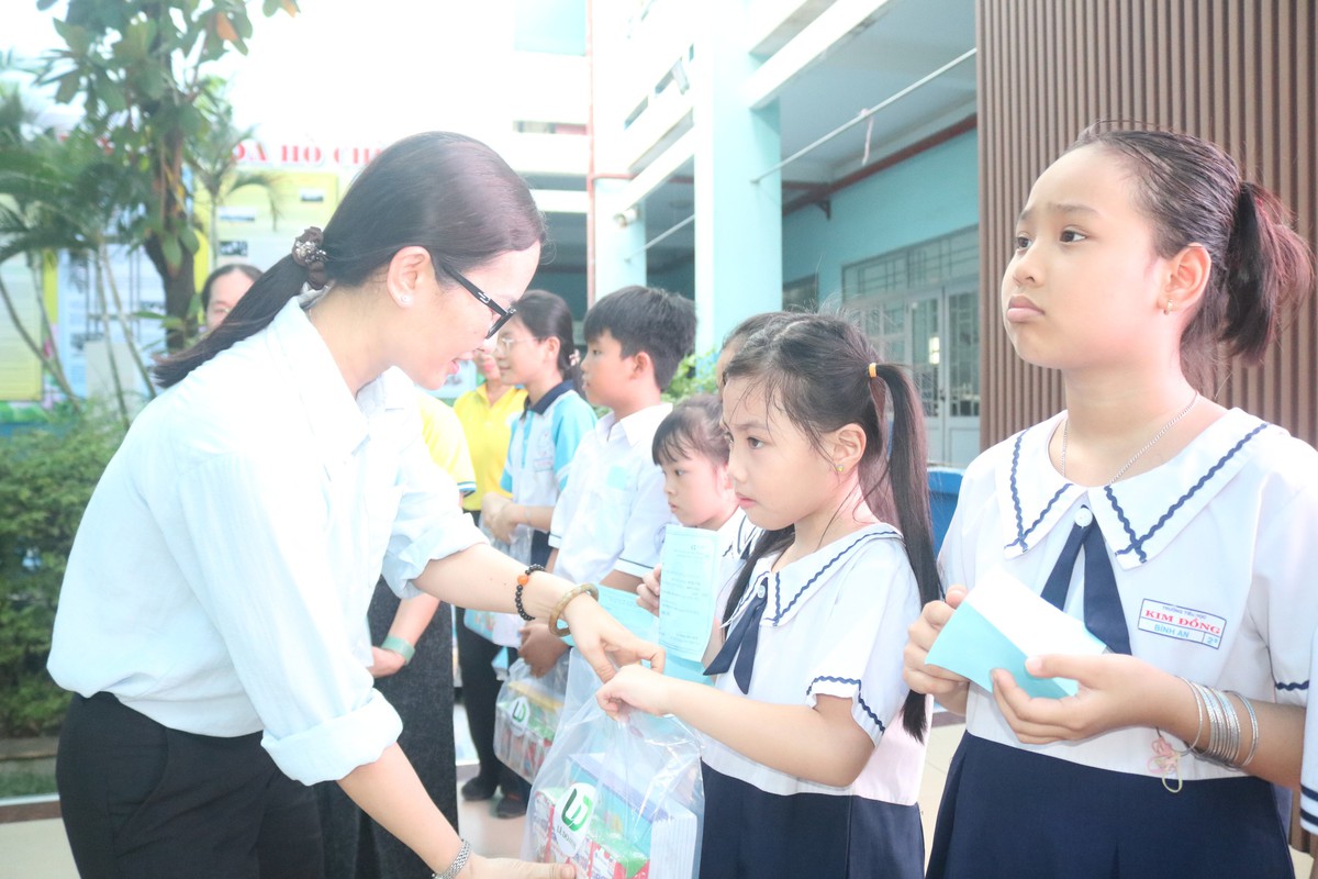 Món quà nghĩa tình tiếp sức học sinh, sinh viên bước vào năm học mới- Ảnh 3.
