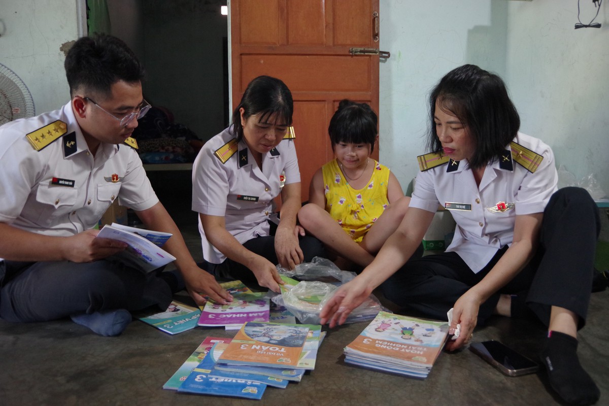 Lữ đoàn 146 động viên con đỡ đầu trước thềm năm học mới- Ảnh 1.