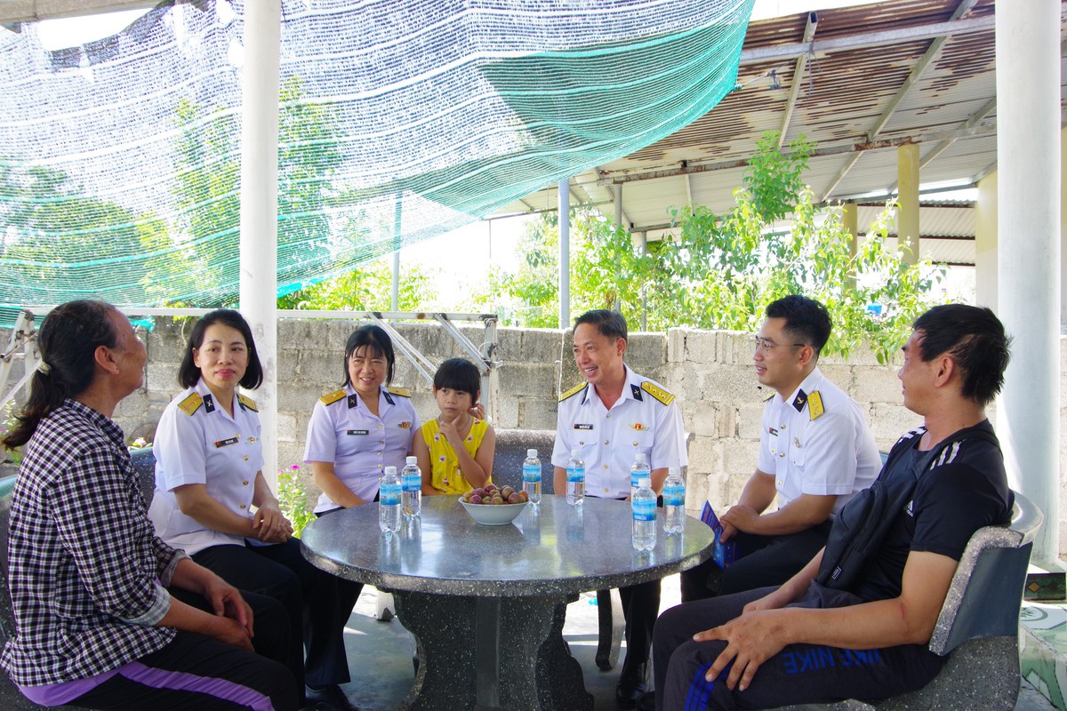 Lữ đoàn 146 động viên con đỡ đầu trước thềm năm học mới- Ảnh 2.