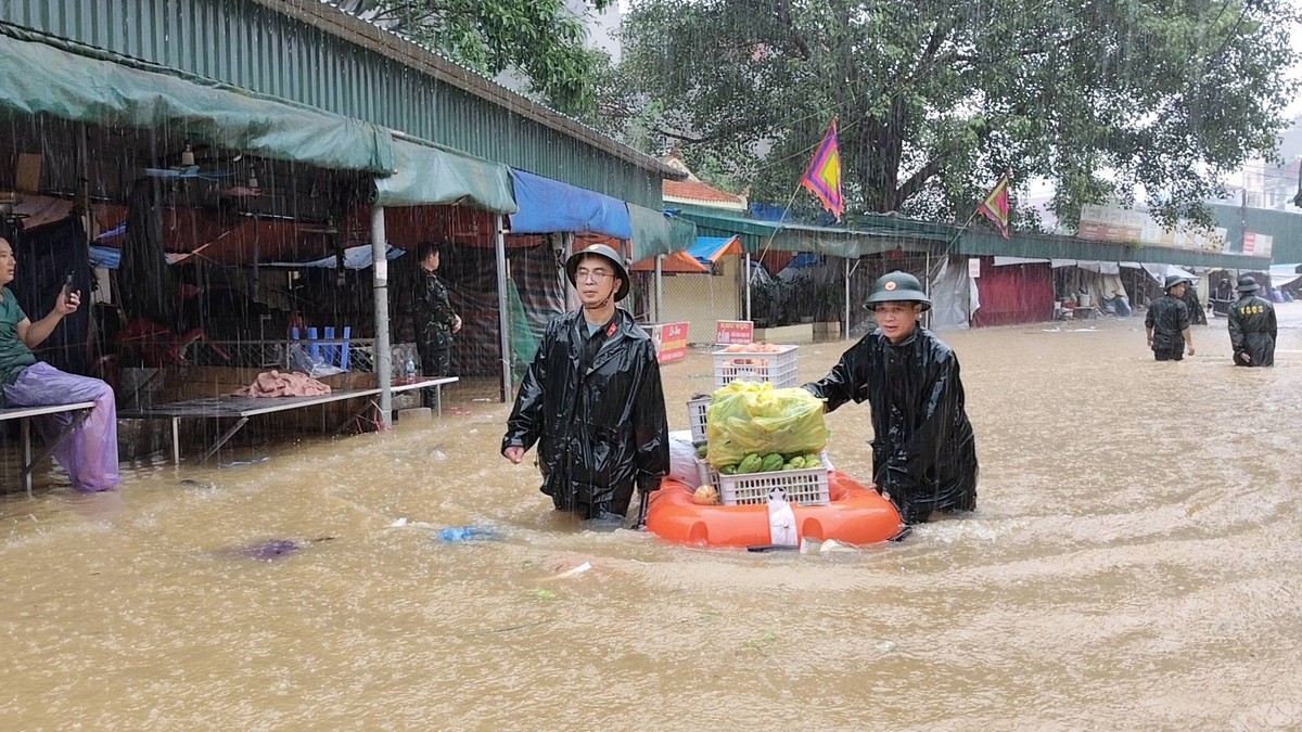Lạng Sơn: Căng mình giúp dân chống lũ lụt - Ảnh 5.