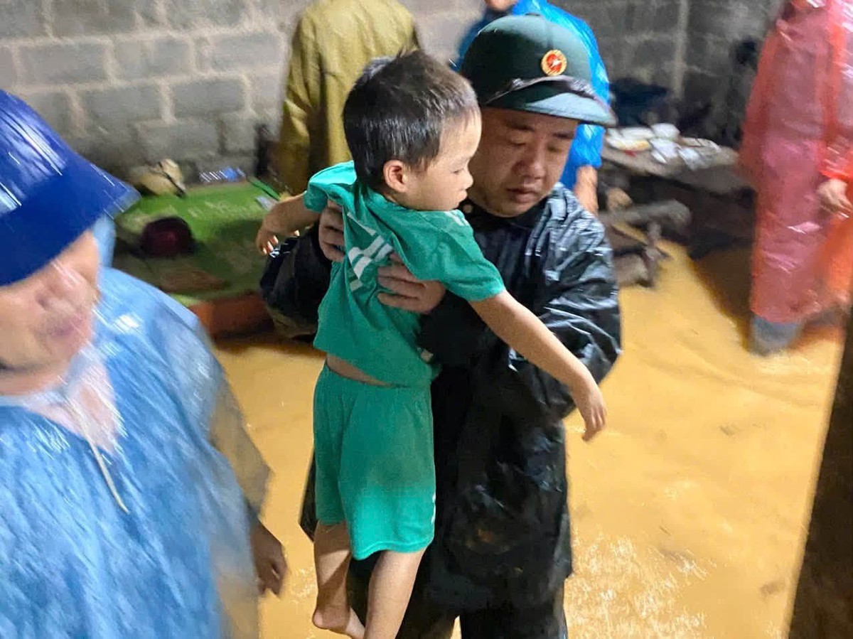Lạng Sơn: Căng mình giúp dân chống lũ lụt - Ảnh 8.