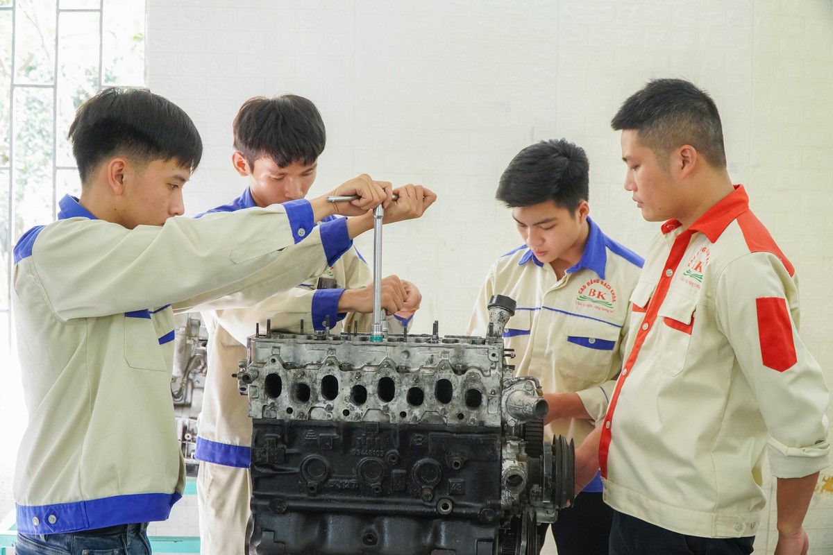 Hướng đi nào phù hợp với thí sinh chỉ được dưới 15 điểm 3 môn tổ hợp?- Ảnh 1.