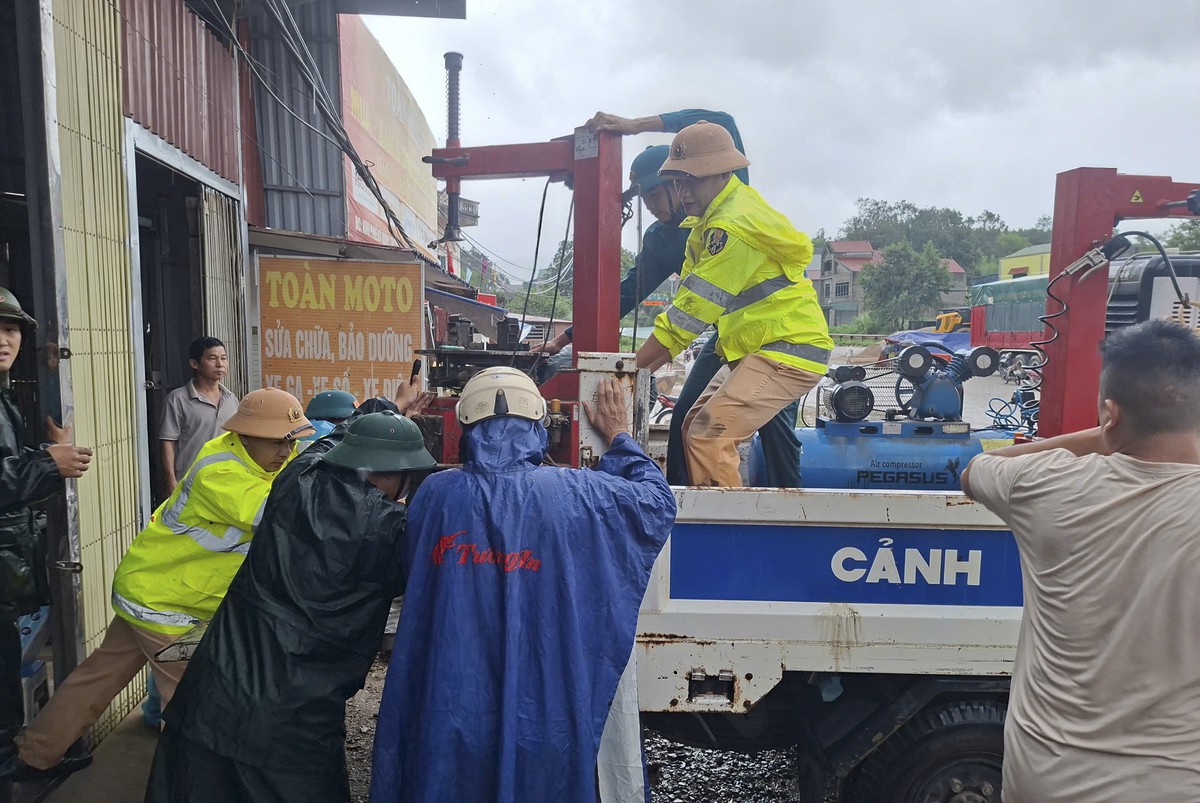 Công an Lạng Sơn căng mình trong mưa lũ, sát cánh cùng Nhân dân- Ảnh 3.