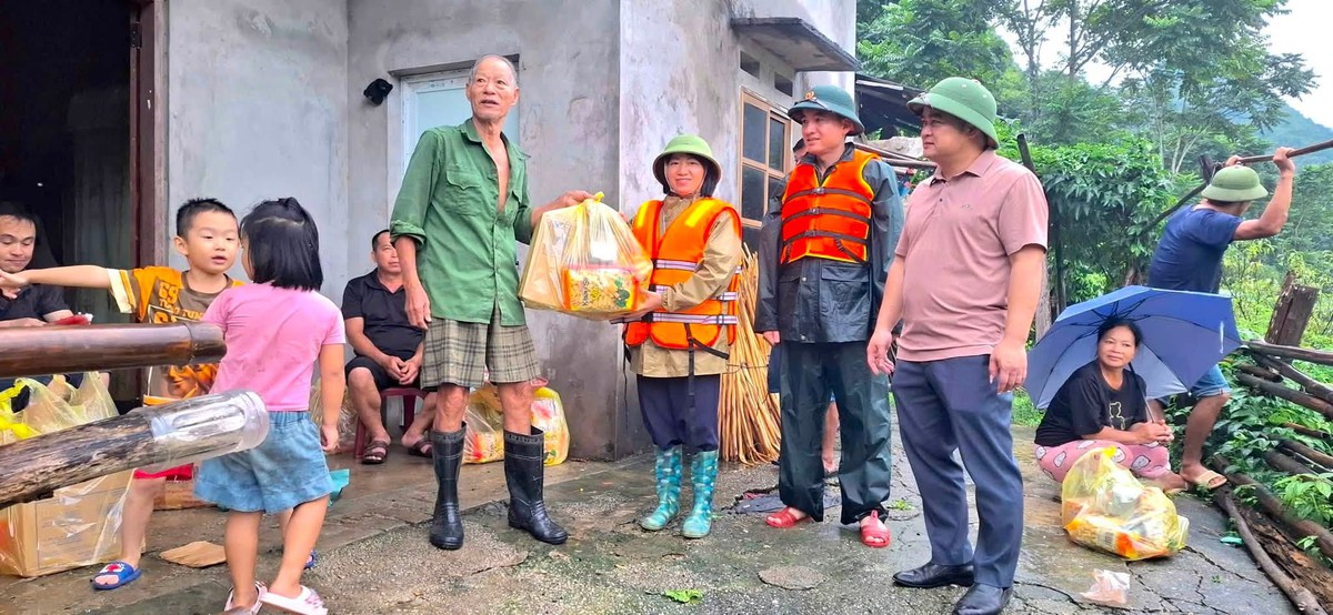 Quân khu 1: Gõ cửa từng nhà kiểm tra, hỗ trợ người dân vùng lũ - Ảnh 2.