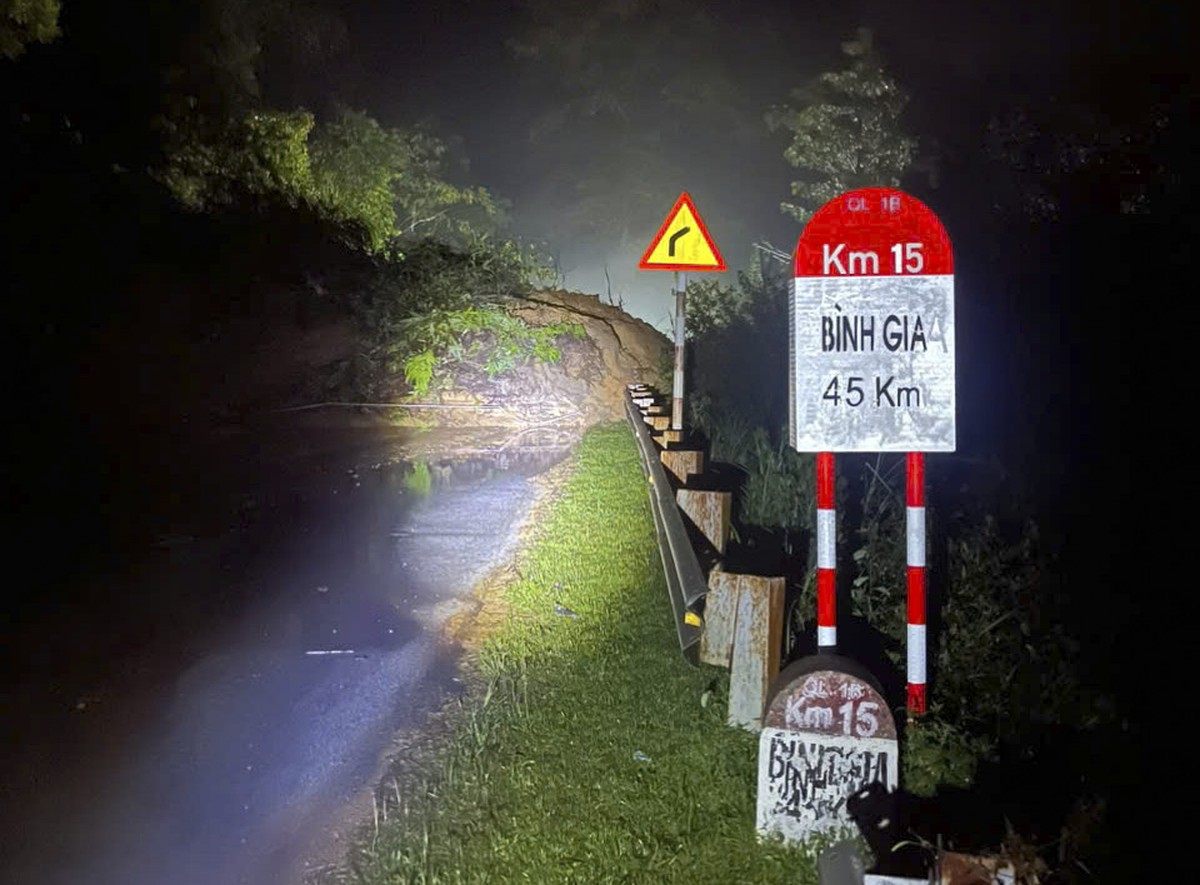 Lạng Sơn: Kinh hoàng nhiều tảng đá nặng hàng tấn phá nát tường nhà kiên cố - Ảnh 13.