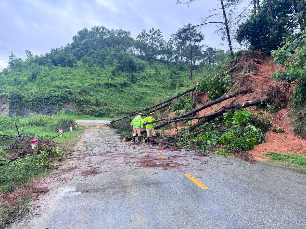 Lạng Sơn: Kinh hoàng nhiều tảng đá nặng hàng tấn phá nát tường nhà kiên cố - Ảnh 16.