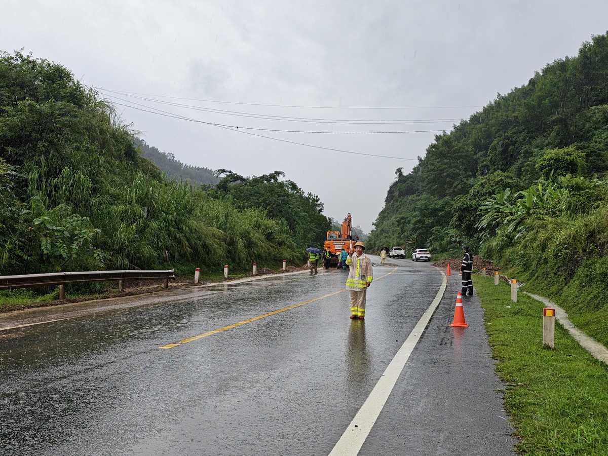 Lạng Sơn: Kinh hoàng nhiều tảng đá nặng hàng tấn phá nát tường nhà kiên cố - Ảnh 18.