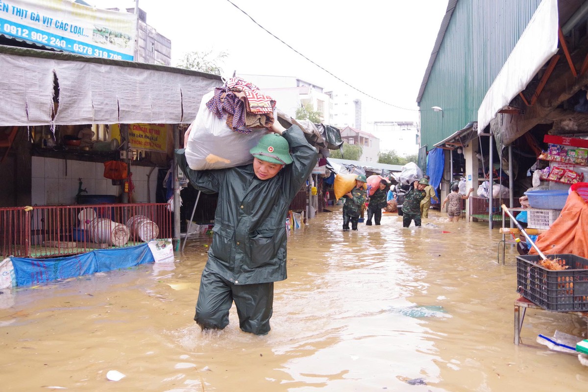 Tình người trong cơn lũ lịch sử ở Lạng Sơn - Ảnh 11.