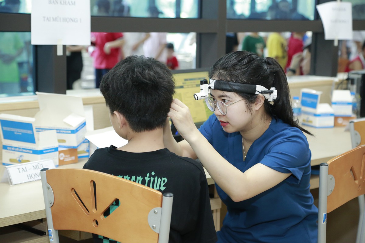 6.000 học sinh Hoàng Liệt được khám sức khỏe miễn phí trước năm học mới - Ảnh 2.