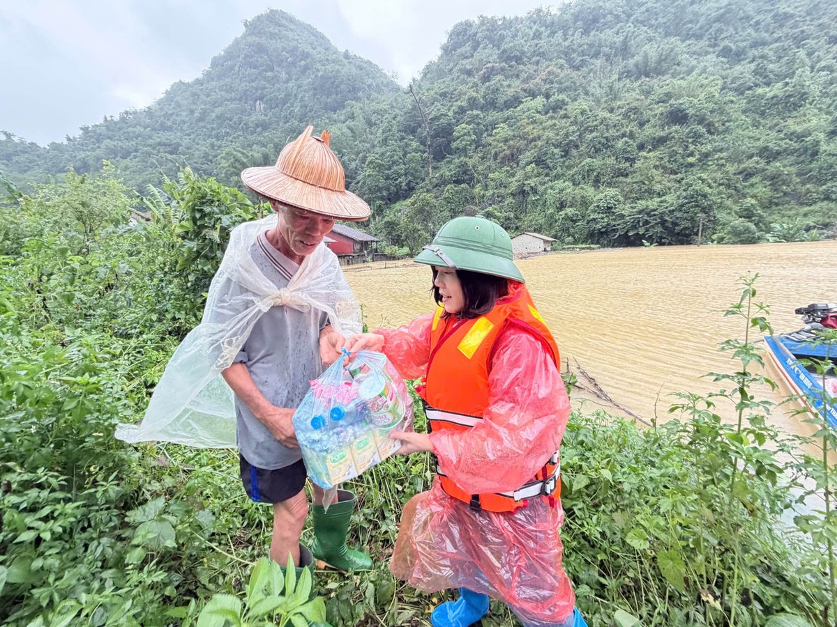 Tình người trong cơn lũ lịch sử ở Lạng Sơn - Ảnh 8.