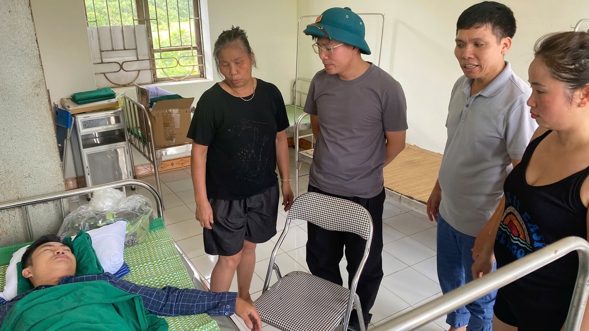 Lạng Sơn: Kịp thời cứu sống 7 người lật xuồng khi đưa bệnh nhân đi cấp cứu - Ảnh 2.
