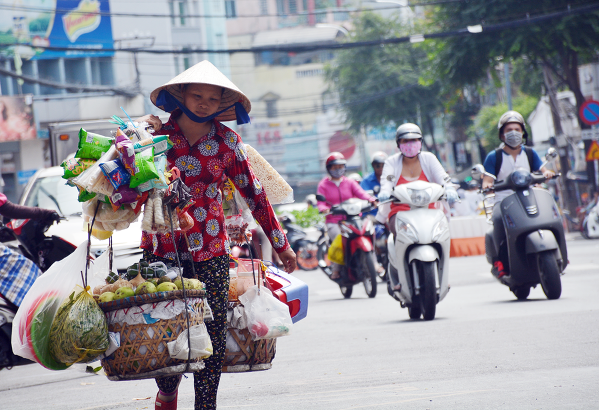 Phụ nữ ở đô thị: Tăng trưởng cao nhưng sinh kế phải bền vững - Bài cuối: Không để phụ nữ tụt lại phía sau tăng trưởng- Ảnh 1.