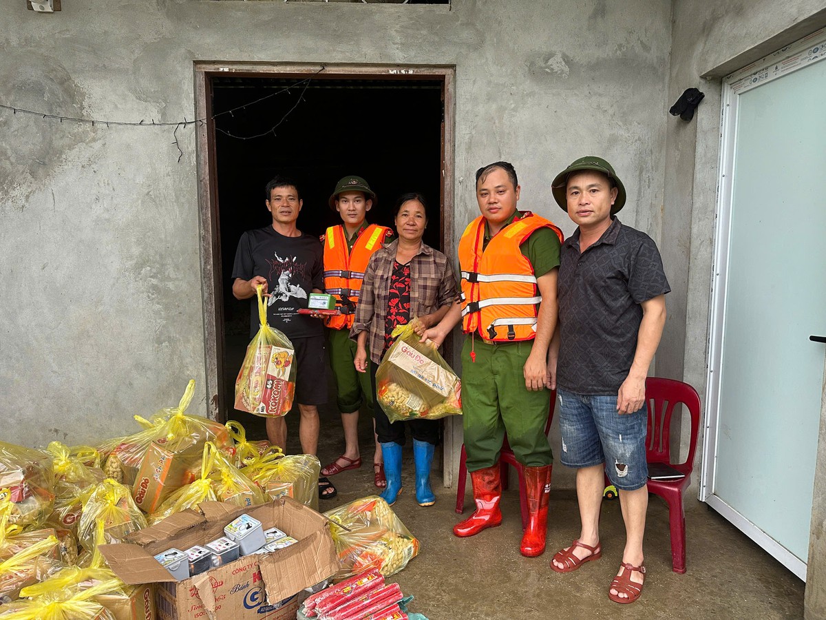 Công an Lạng Sơn giúp người trồng na bớt thiệt hại do mưa lũ- Ảnh 9.