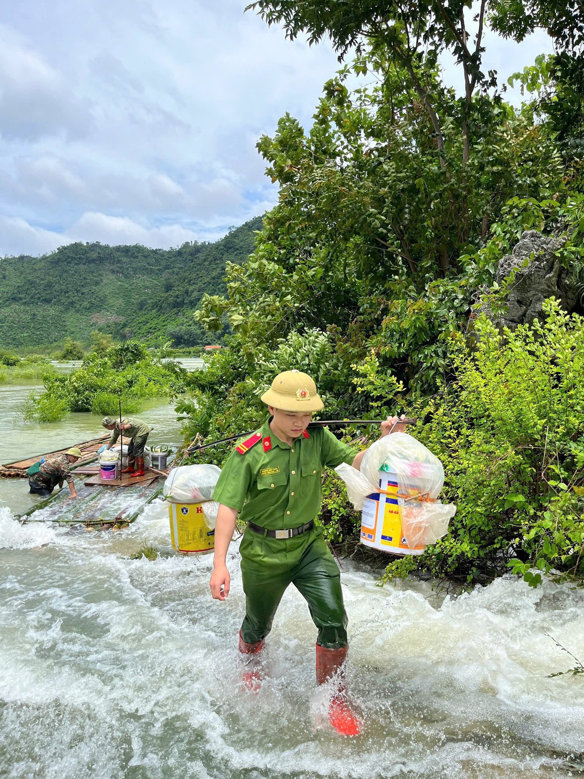 Công an Lạng Sơn giúp người trồng na bớt thiệt hại do mưa lũ- Ảnh 6.