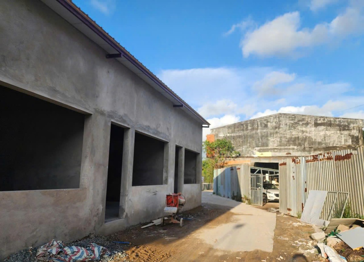 Mất lối đi vào nhà vì hàng xóm xây nhà - Ảnh 1.