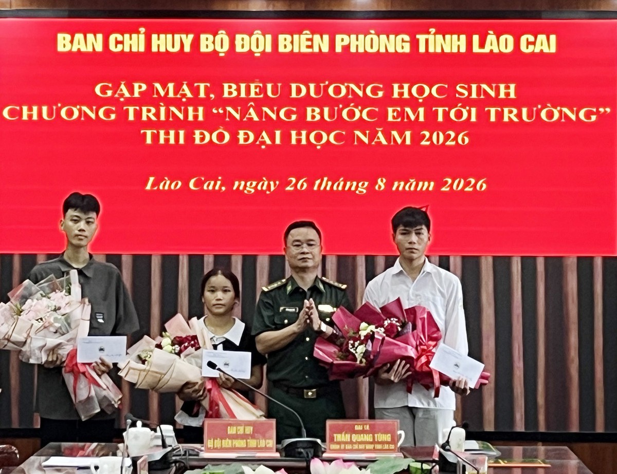 Lào Cai: Tuyên dương học sinh xuất sắc ở biên giới đỗ đại học - Ảnh 1.