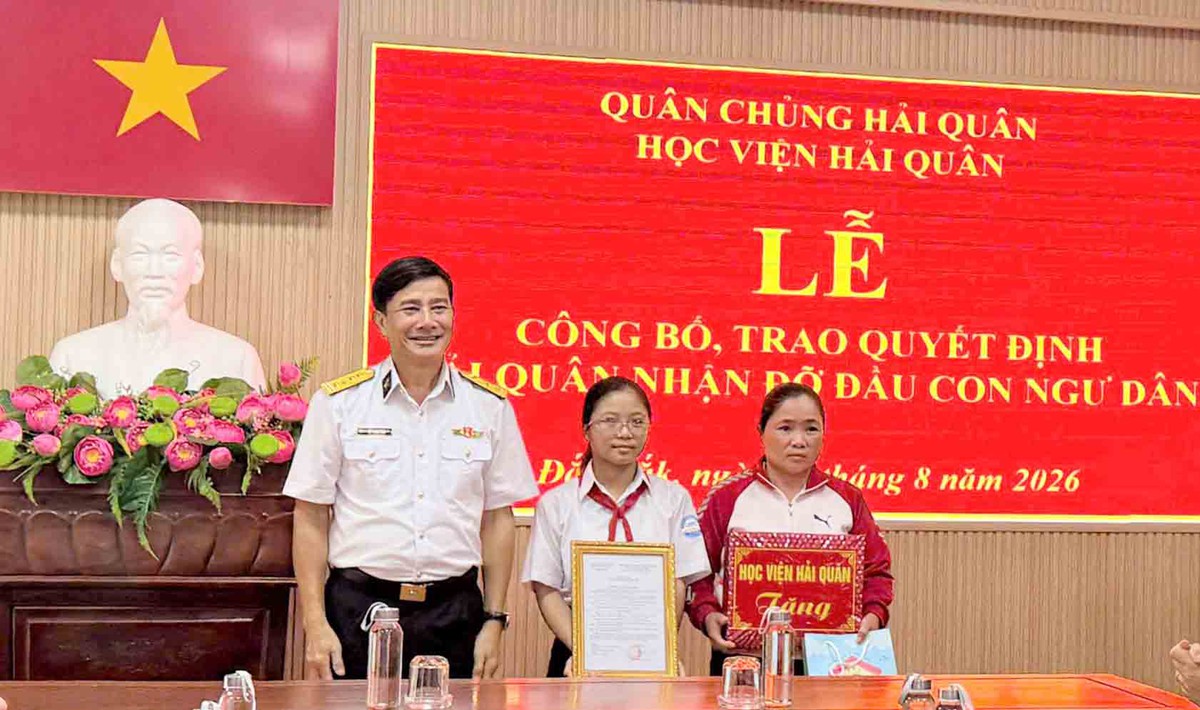 Học viện Hải quân nhận đỡ đầu con ngư dân có hoàn cảnh khó khăn - Ảnh 1.