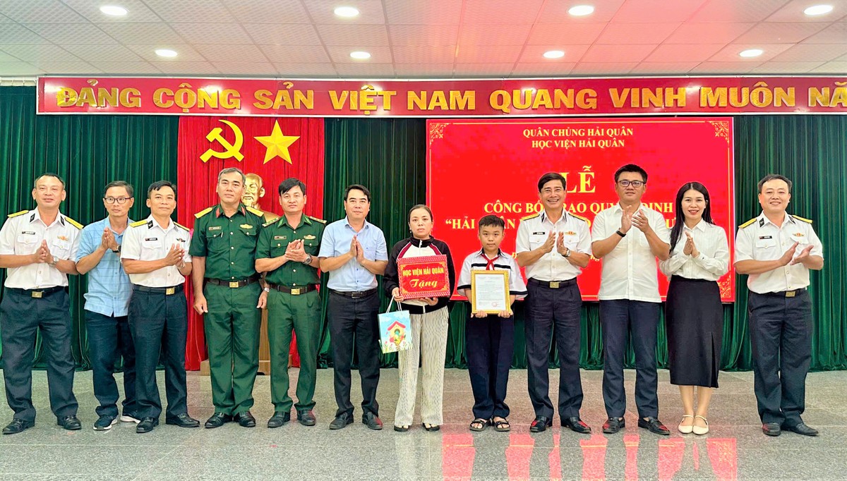 Học viện Hải quân nhận đỡ đầu con ngư dân có hoàn cảnh khó khăn- Ảnh 2.