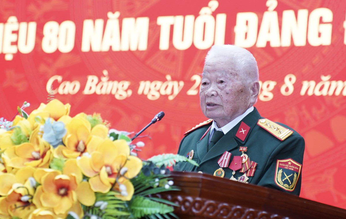 Đại tướng Phan Văn Giang dự Lễ trao tặng Huy hiệu 80 năm tuổi Đảng tại Cao Bằng - Ảnh 2.