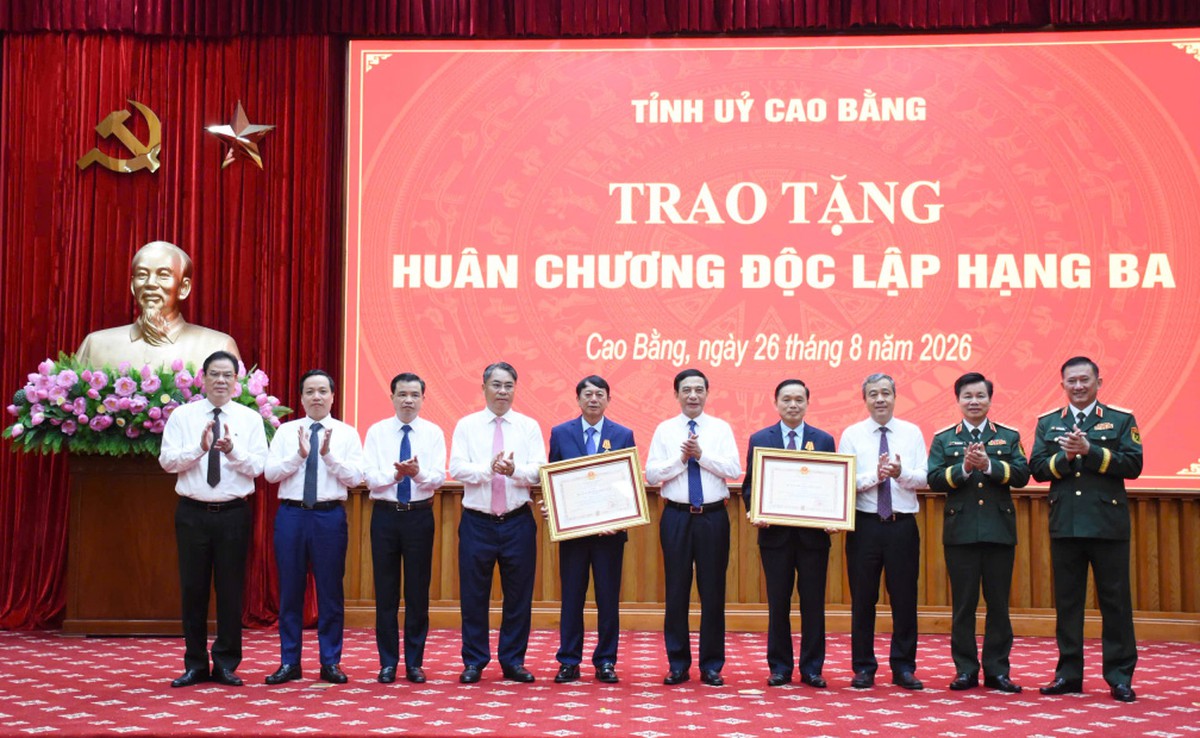 Đại tướng Phan Văn Giang dự Lễ trao tặng Huy hiệu 80 năm tuổi Đảng tại Cao Bằng - Ảnh 3.