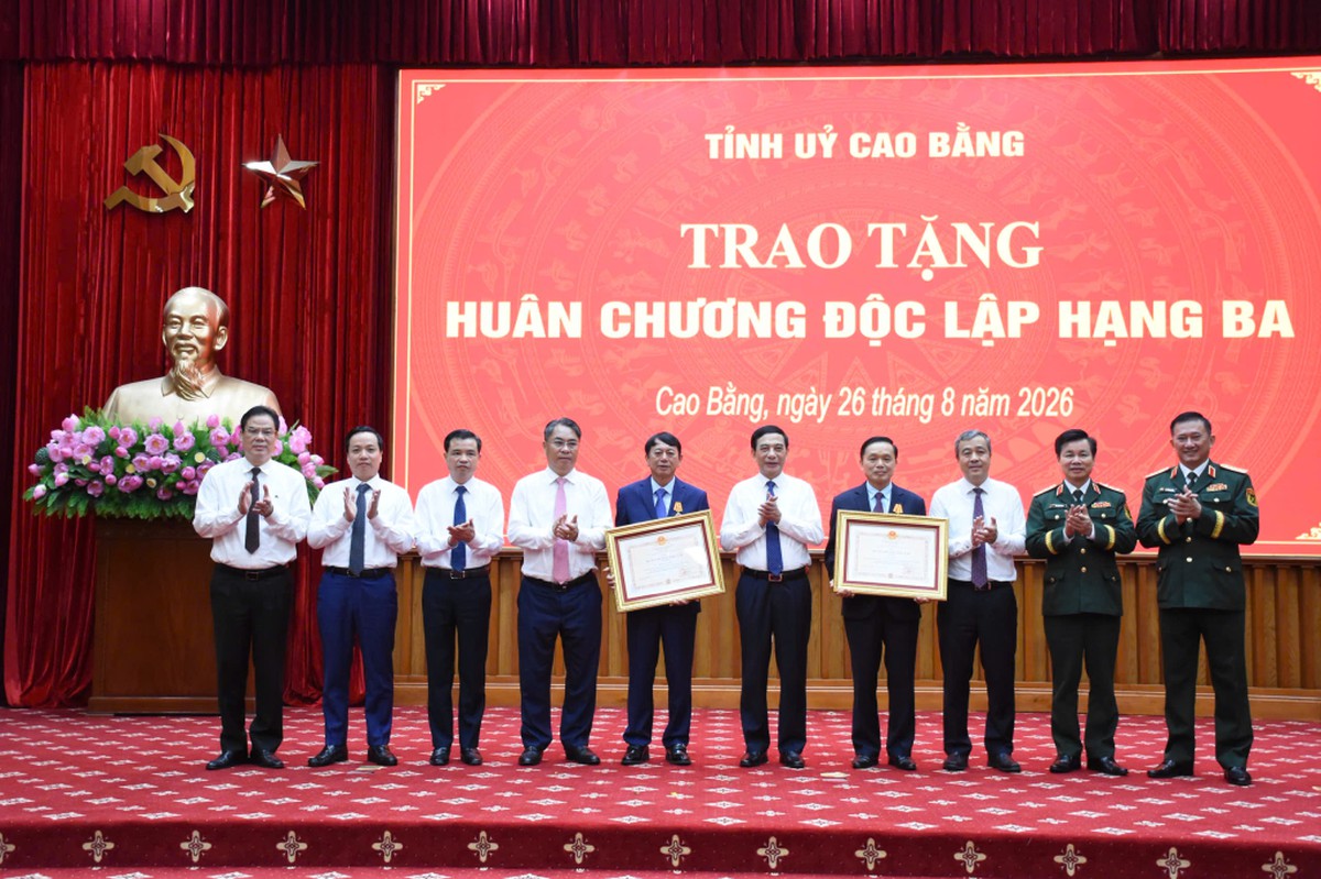 Đại tướng Phan Văn Giang dự Lễ trao tặng Huy hiệu 80 năm tuổi Đảng tại Cao Bằng - Ảnh 4.