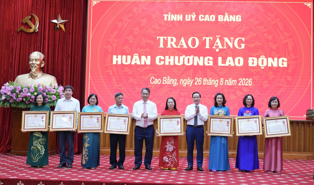 Đại tướng Phan Văn Giang dự Lễ trao tặng Huy hiệu 80 năm tuổi Đảng tại Cao Bằng - Ảnh 5.