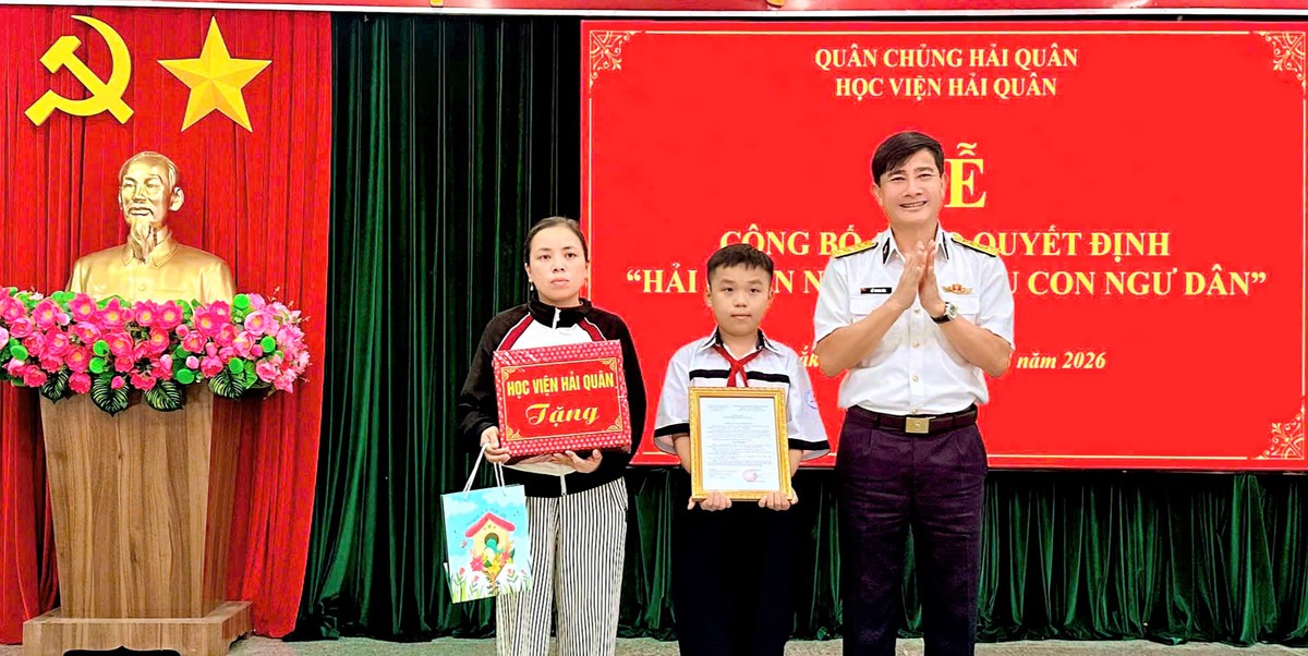 Học viện Hải quân nhận đỡ đầu con ngư dân có hoàn cảnh khó khăn- Ảnh 1.