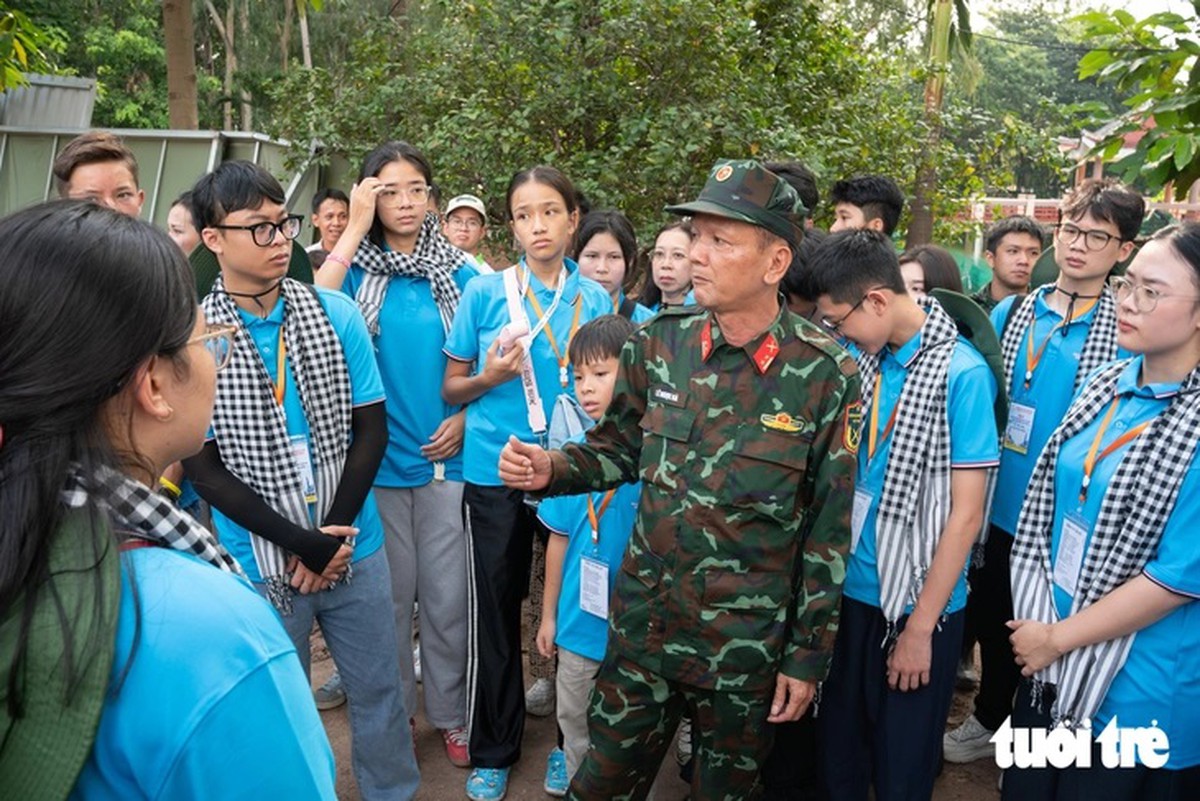Kiều bào trẻ xúc động thăm công viên Lê Thị Riêng, nghe cô bác kể chuyện kháng chiến - Ảnh 1.