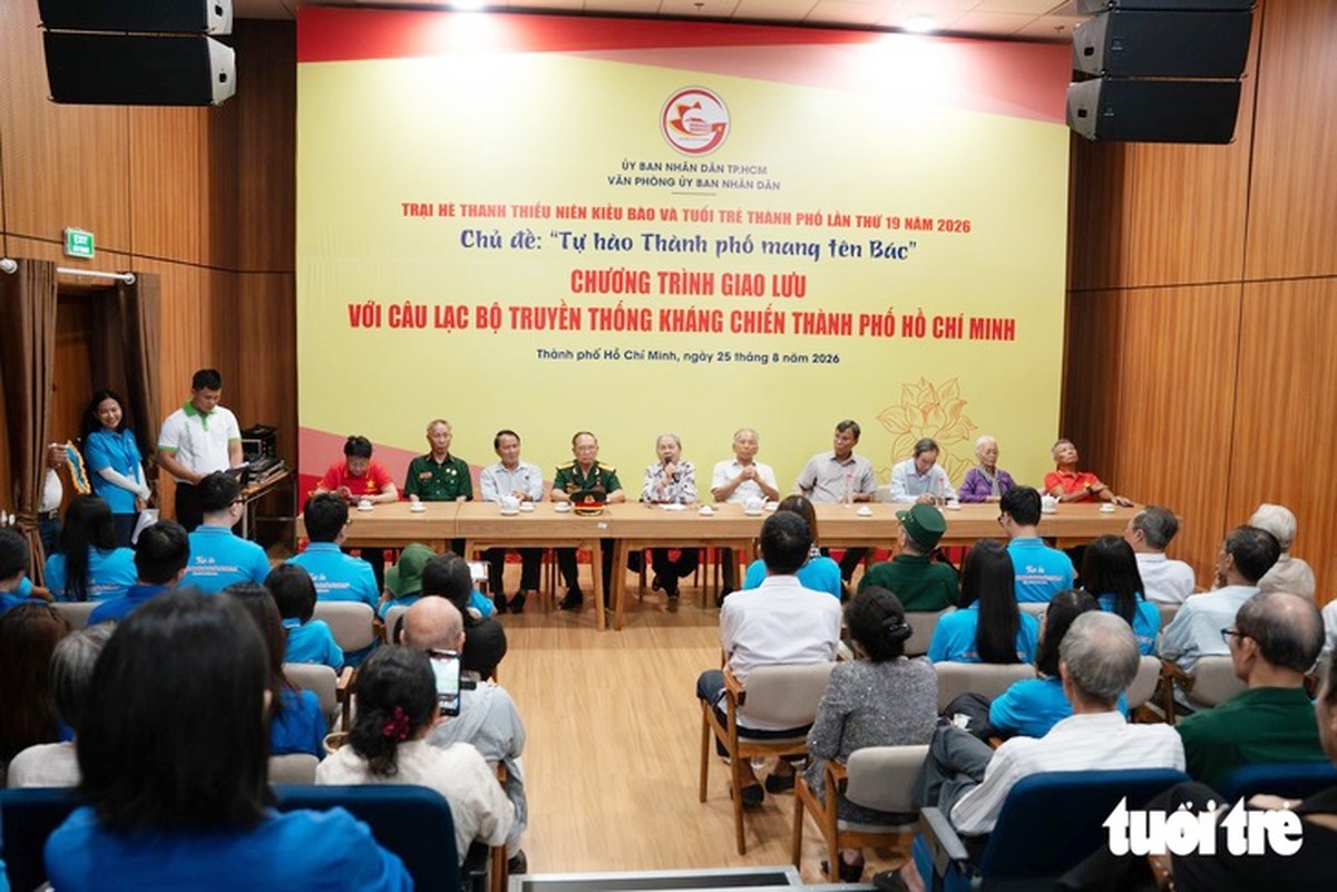 Kiều bào trẻ xúc động thăm công viên Lê Thị Riêng, nghe cô bác kể chuyện kháng chiến - Ảnh 2.