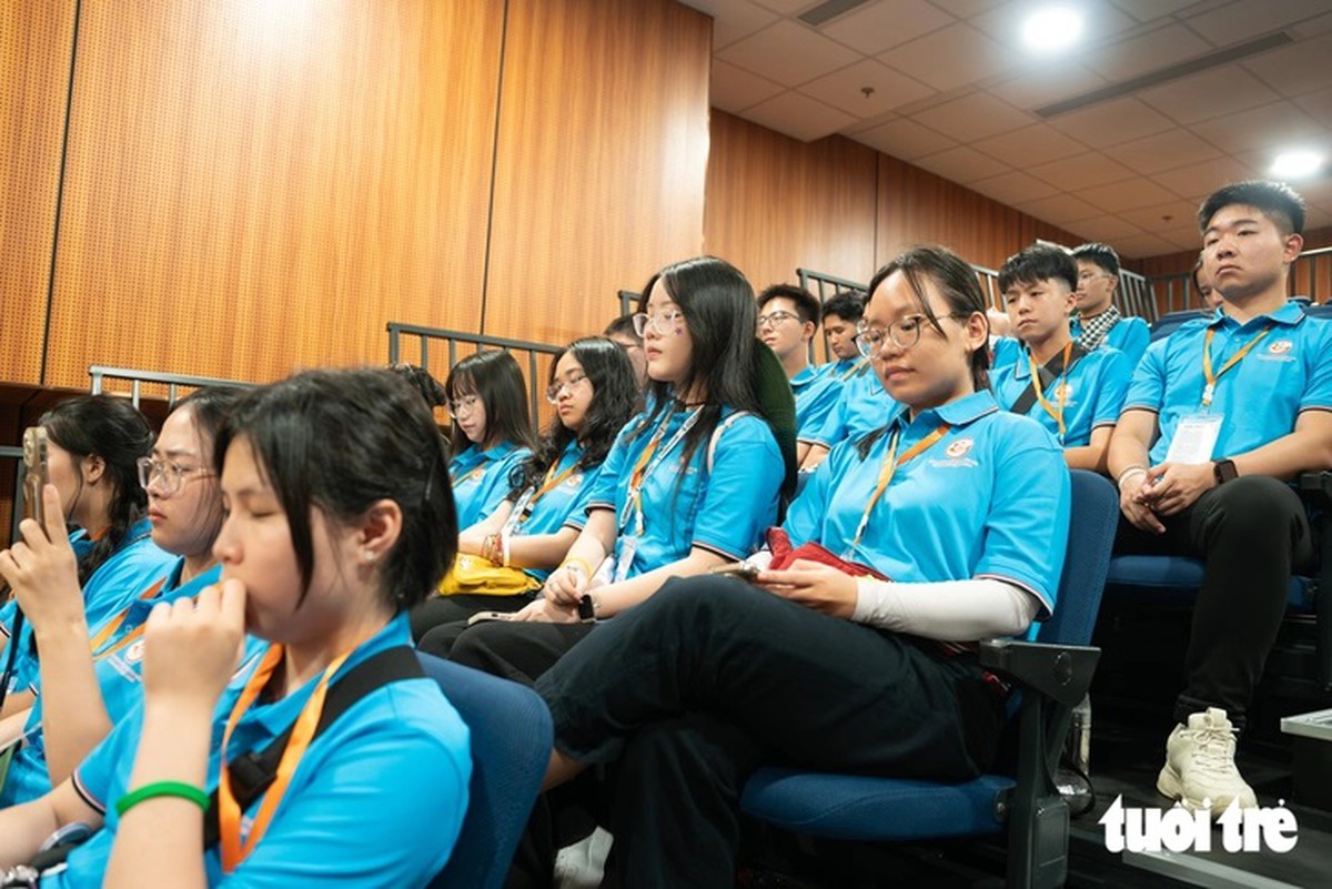 Kiều bào trẻ xúc động thăm công viên Lê Thị Riêng, nghe cô bác kể chuyện kháng chiến - Ảnh 3.