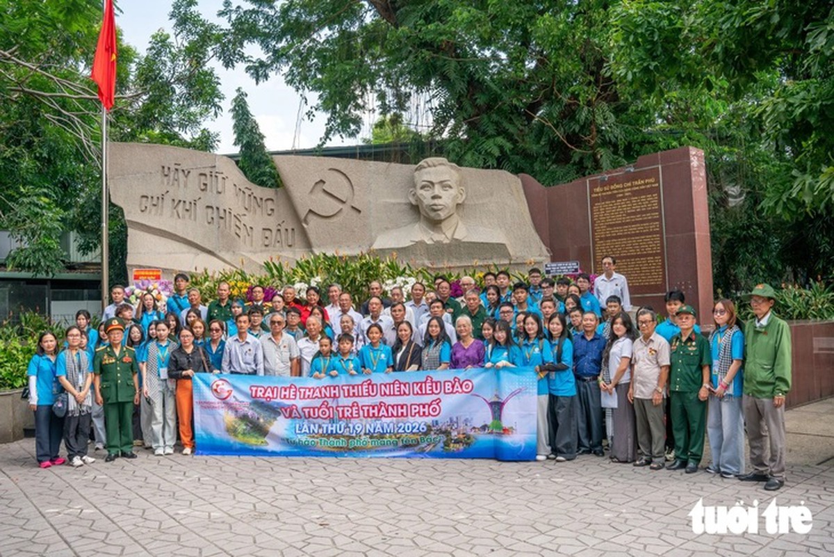 Kiều bào trẻ xúc động thăm công viên Lê Thị Riêng, nghe cô bác kể chuyện kháng chiến - Ảnh 4.