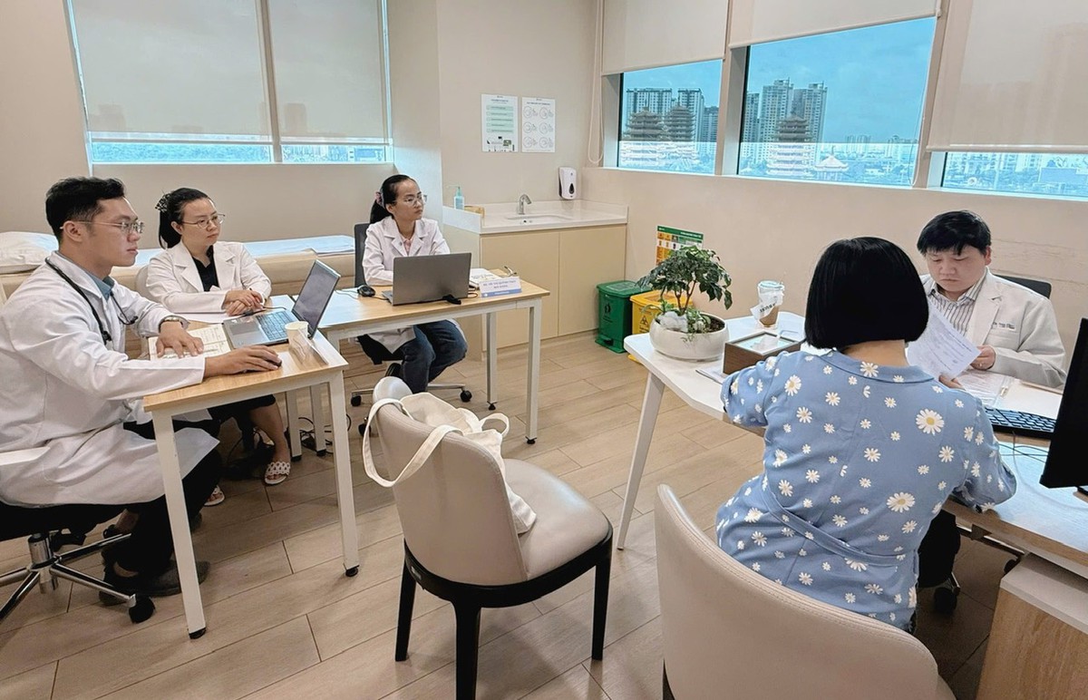 Căn bệnh miễn dịch bất thường khiến bé trai 5 tuổi đau bụng và sốt không ngừng - Ảnh 1.