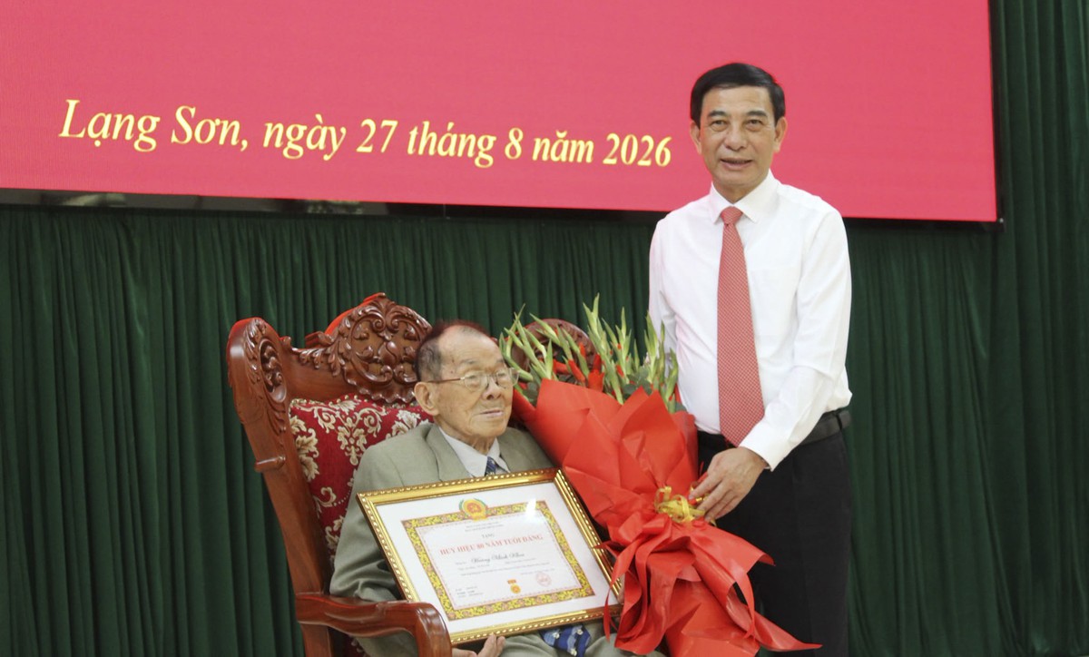 Trao tặng Huy hiệu 80 năm tuổi Đảng cho đảng viên lão thành ở Lạng Sơn- Ảnh 3.