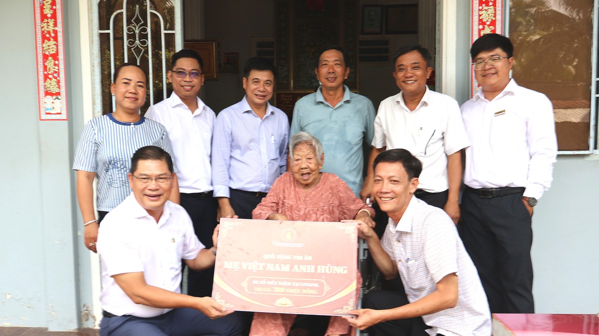 Trao sổ tiết kiệm cho 2 Mẹ Việt Nam Anh hùng, tổng trị giá 1,4 tỷ đồng- Ảnh 1.