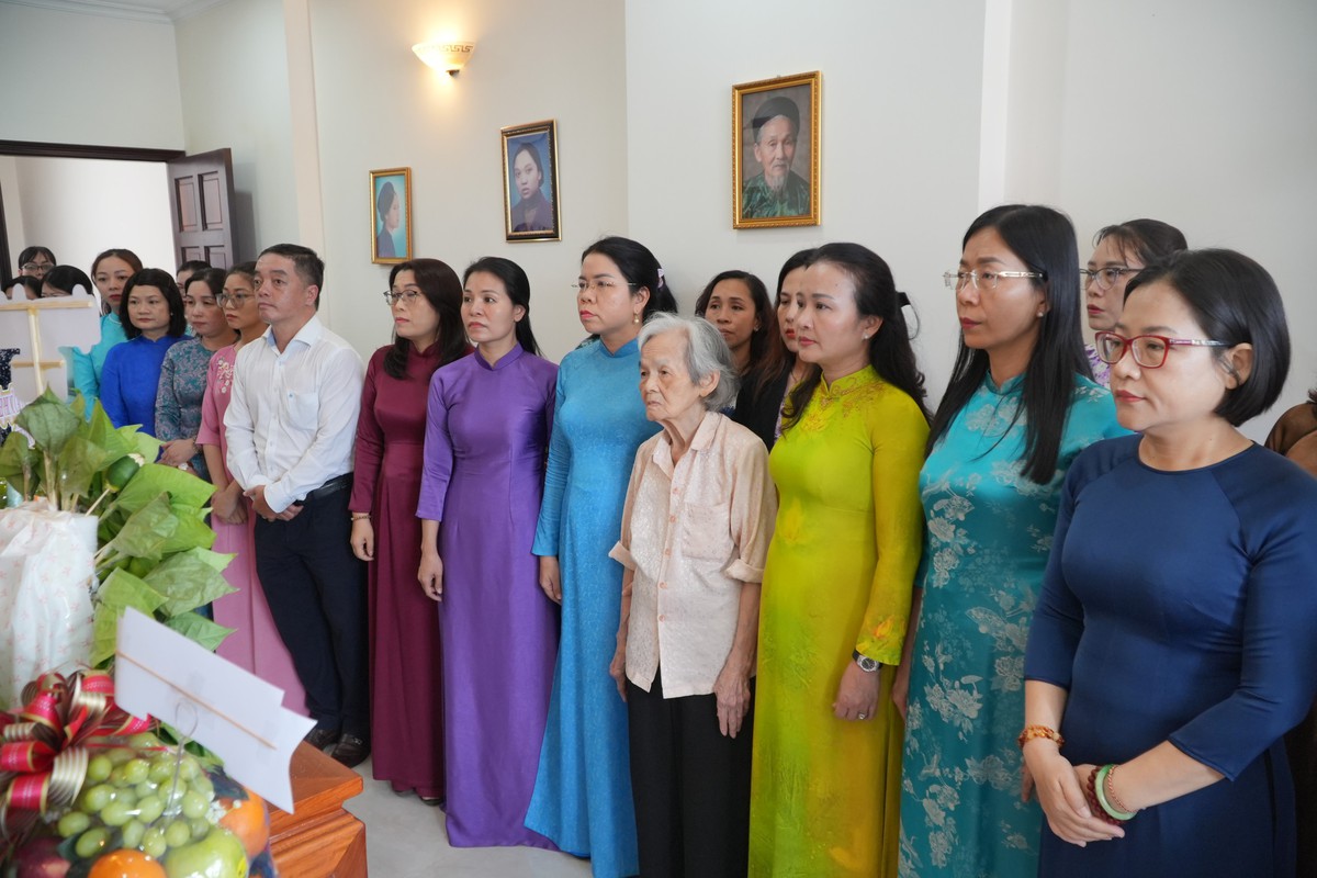 Hội LHPN TPHCM dâng hương, dâng hoa tưởng niệm đồng chí Nguyễn Thị Minh Khai- Ảnh 1.