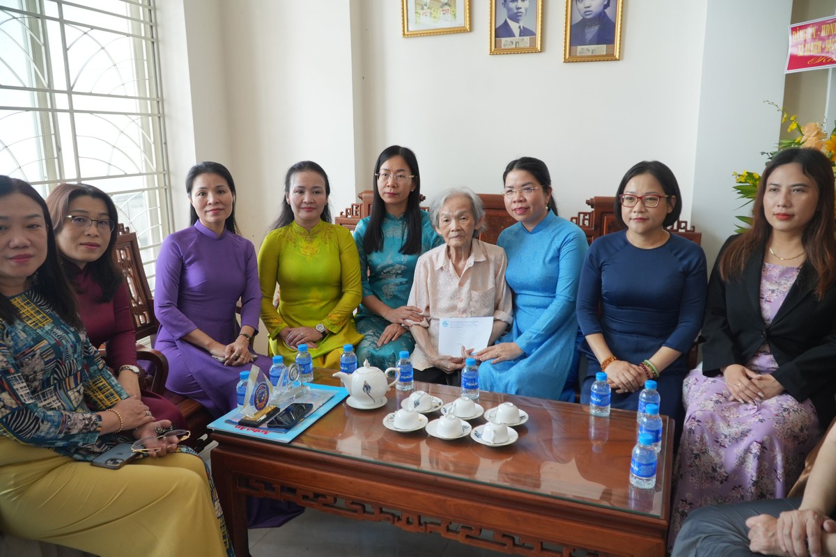 Hội LHPN TPHCM dâng hương, dâng hoa tưởng niệm đồng chí Nguyễn Thị Minh Khai- Ảnh 3.