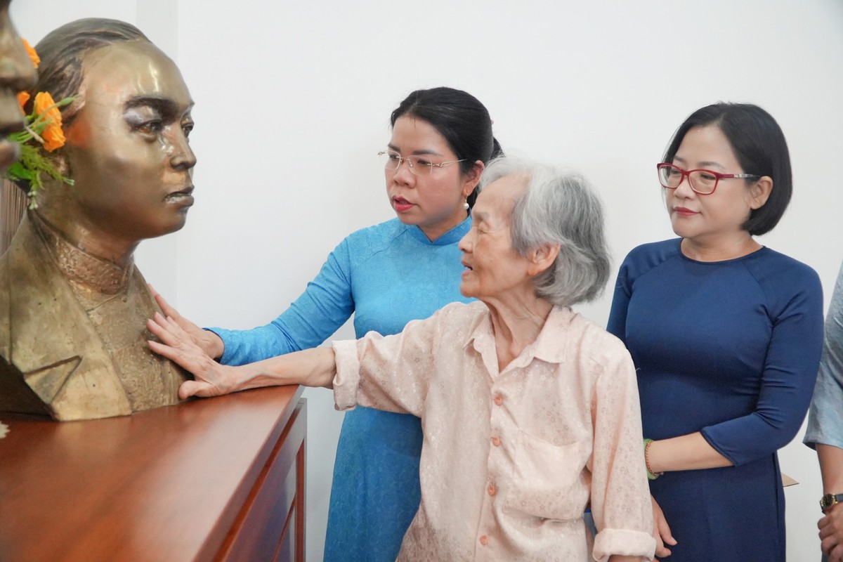Hội LHPN TPHCM dâng hương, dâng hoa tưởng niệm đồng chí Nguyễn Thị Minh Khai- Ảnh 4.