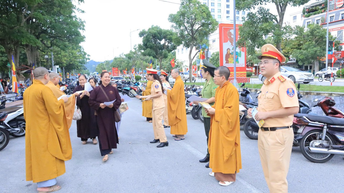 Lạng Sơn: Đại lễ Vu lan thiêng liêng bên sông Kỳ Cùng  - Ảnh 1.
