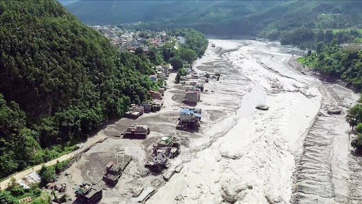 Chưa ghi nhận người Việt Nam thương vong trong lũ quét tại biên giới Nepal và Trung Quốc- Ảnh 1.