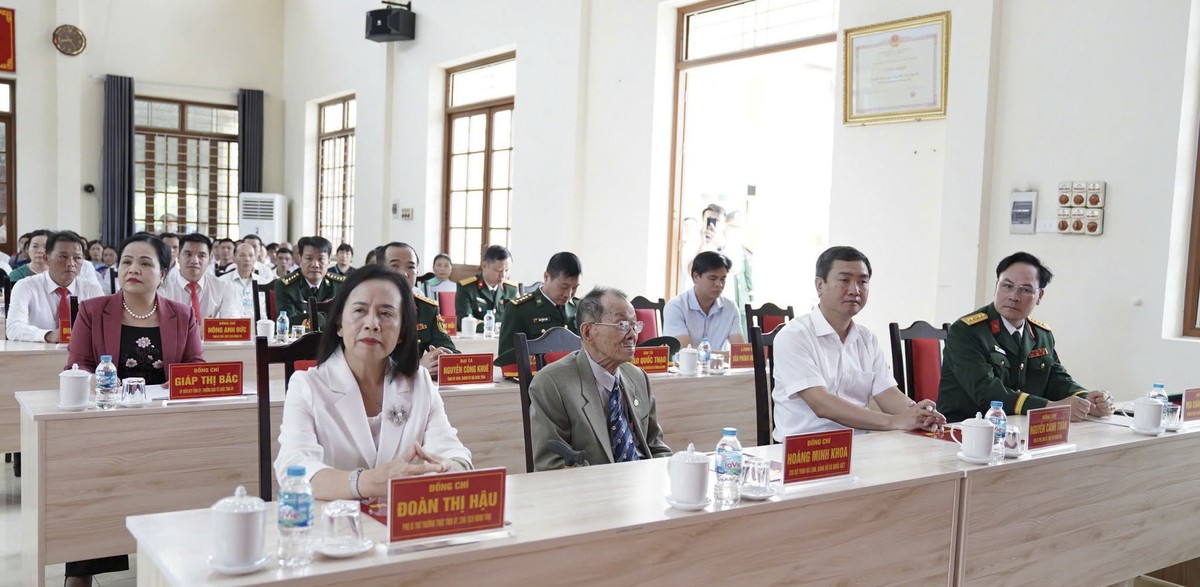 Trao tặng Huy hiệu 80 năm tuổi Đảng cho đảng viên lão thành ở Lạng Sơn- Ảnh 2.