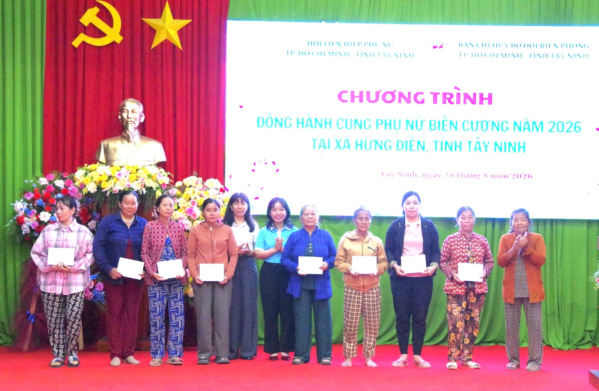 Hội LHPN TPHCM trao sinh kế cho phụ nữ và tiếp sức trẻ em vùng biên giới- Ảnh 1.