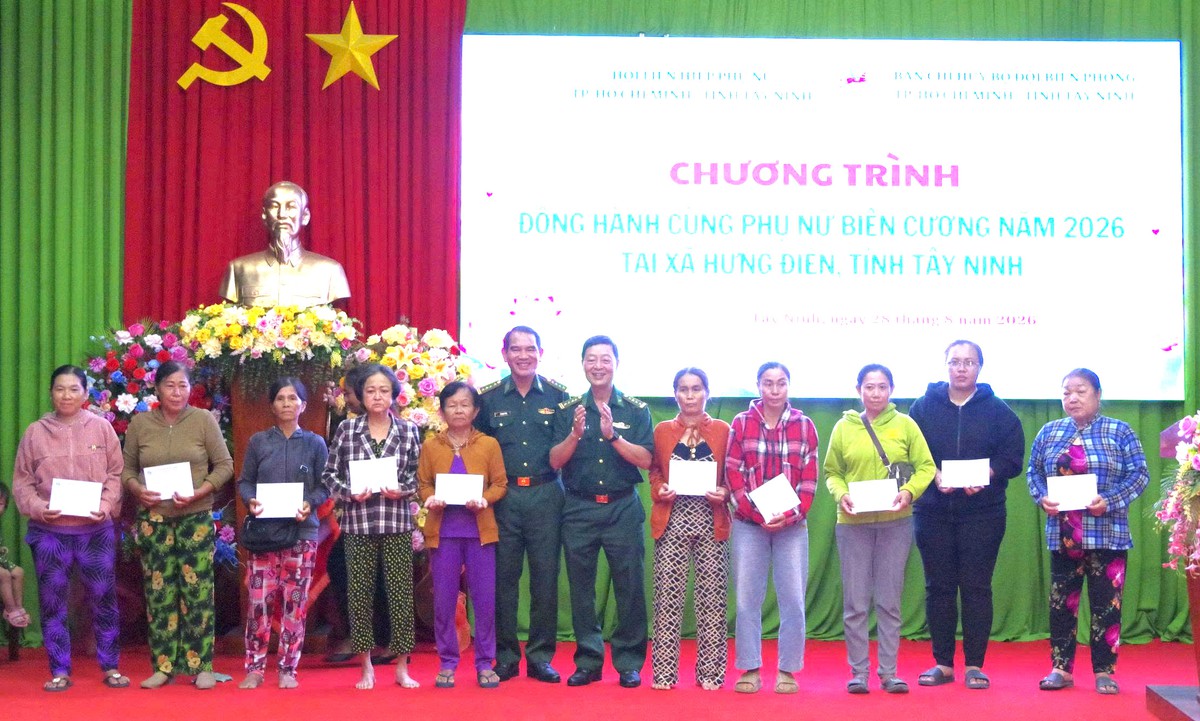 Hội LHPN TPHCM trao sinh kế cho phụ nữ và tiếp sức trẻ em vùng biên giới- Ảnh 2.