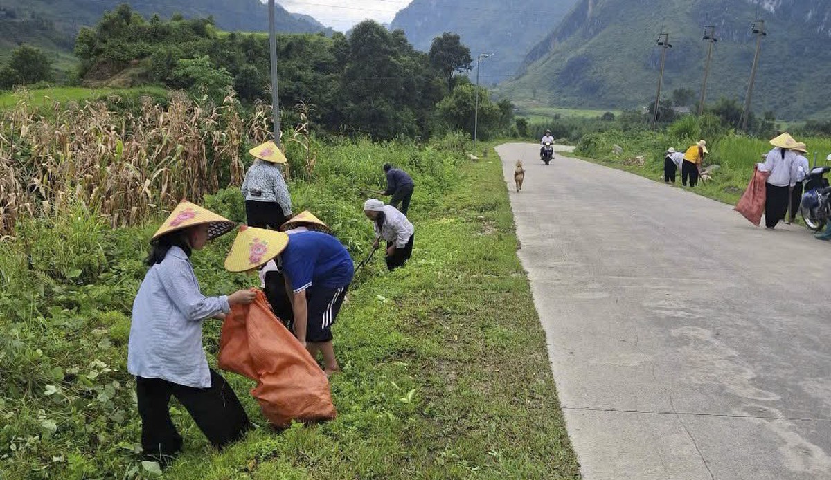 Phụ nữ Cao Bằng góp sức làm xanh, sạch, đẹp quê hương đón Quốc khánh - Ảnh 1.