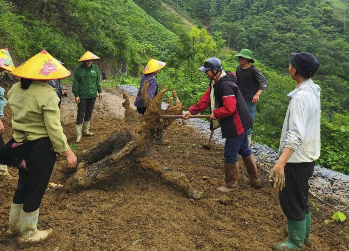 Phụ nữ Cao Bằng góp sức làm xanh, sạch, đẹp quê hương đón Quốc khánh - Ảnh 2.