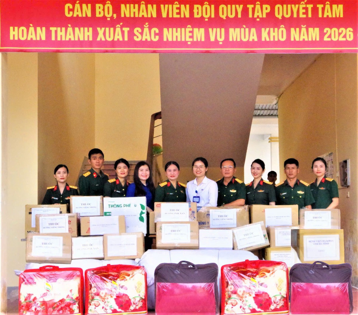 Phụ nữ Bộ CHQS tỉnh Hà Tĩnh tiếp nhận vật chất hỗ trợ Đội quy tập làm công tác dân vận tại Lào- Ảnh 2.