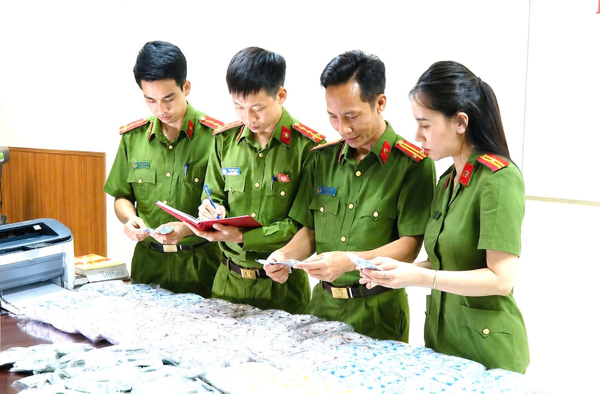 Nghiền thuốc tân dược, trộn đông y để làm “thuốc gia truyền” - Ảnh 1.